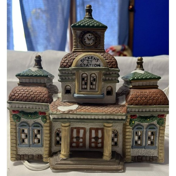 O'Well Novelty Dickens Keepsake 1993 Porcelain Lighted “St. Train Station” - Picture 6 of 9